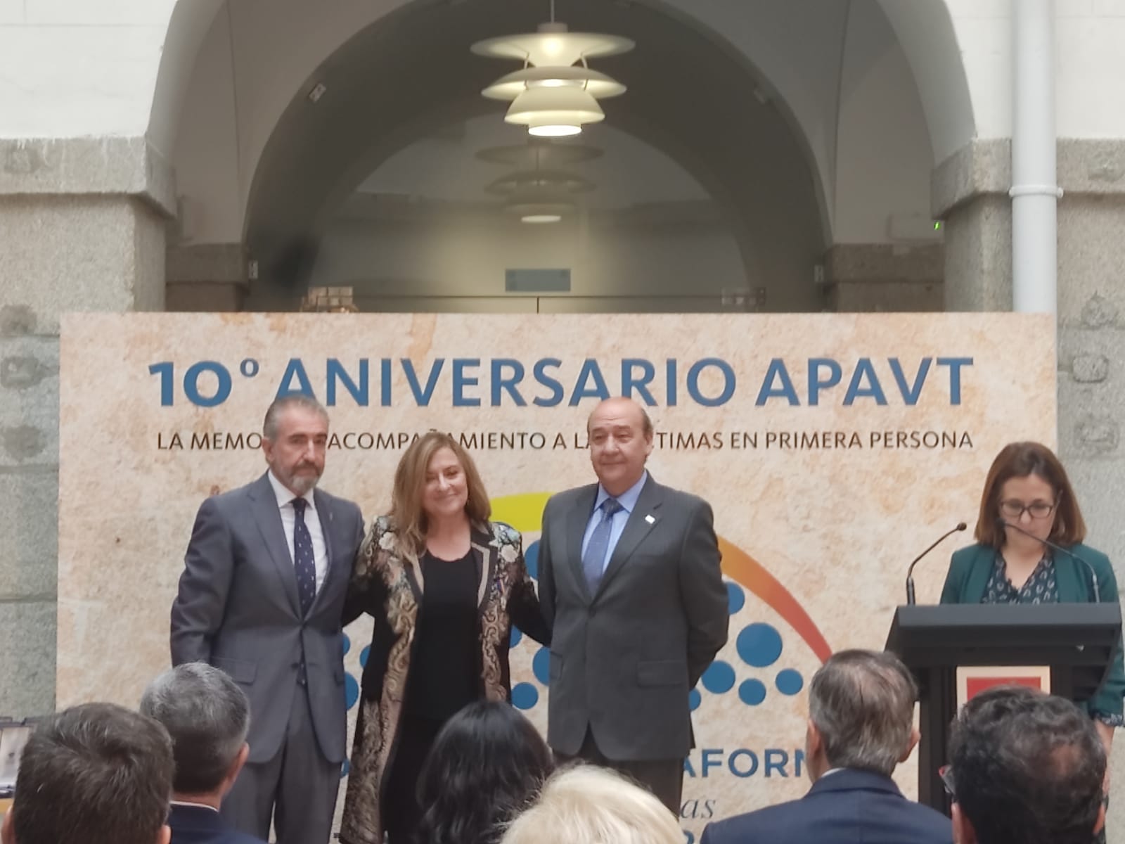 La Prof.ª María Paz García-Vera recibe la Medalla de la Memoria de APAVT por su labor con las víctimas del terrorismo - 4